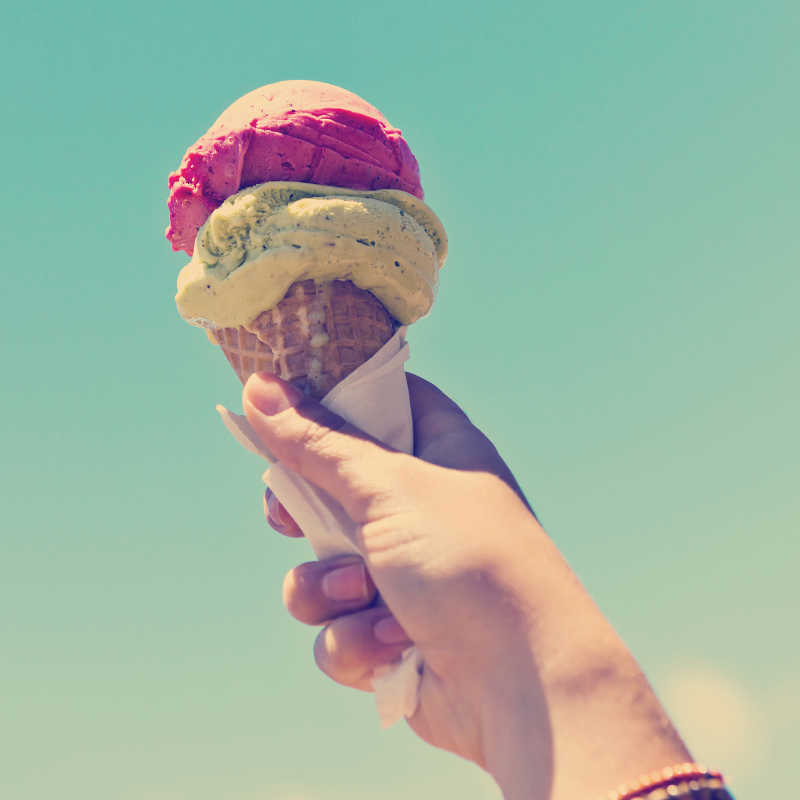 用手举着冰淇淋