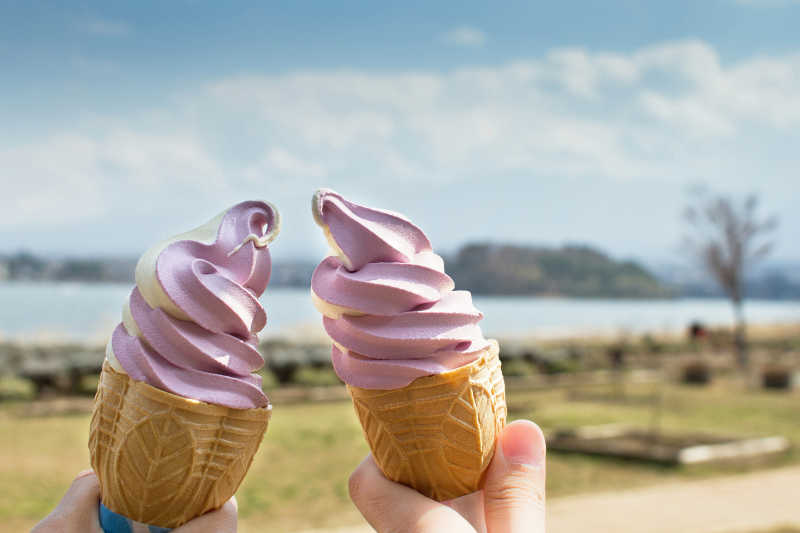 两个紫色的冰淇淋蛋卷