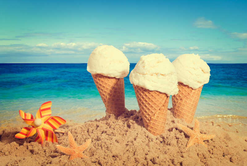 海滩上的香草冰淇淋