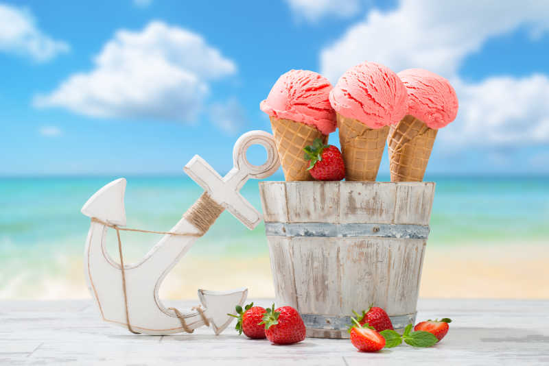草莓和三个冰淇淋