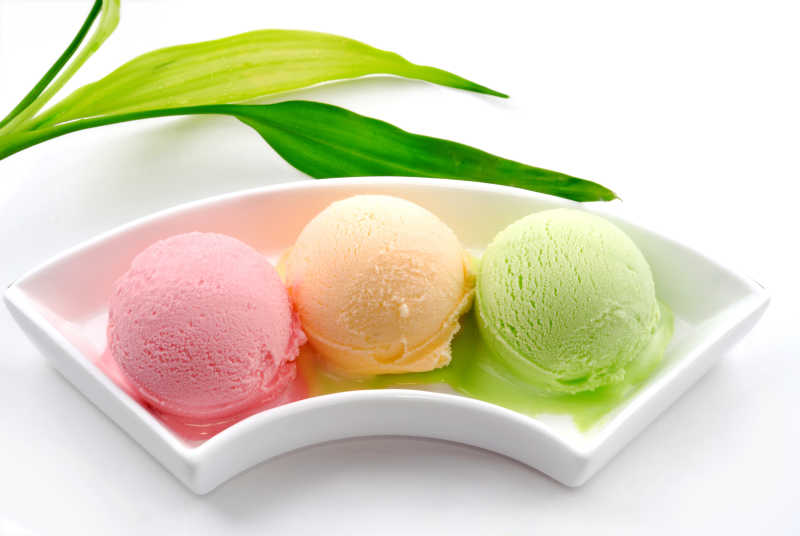 三种不同颜色的冰淇淋