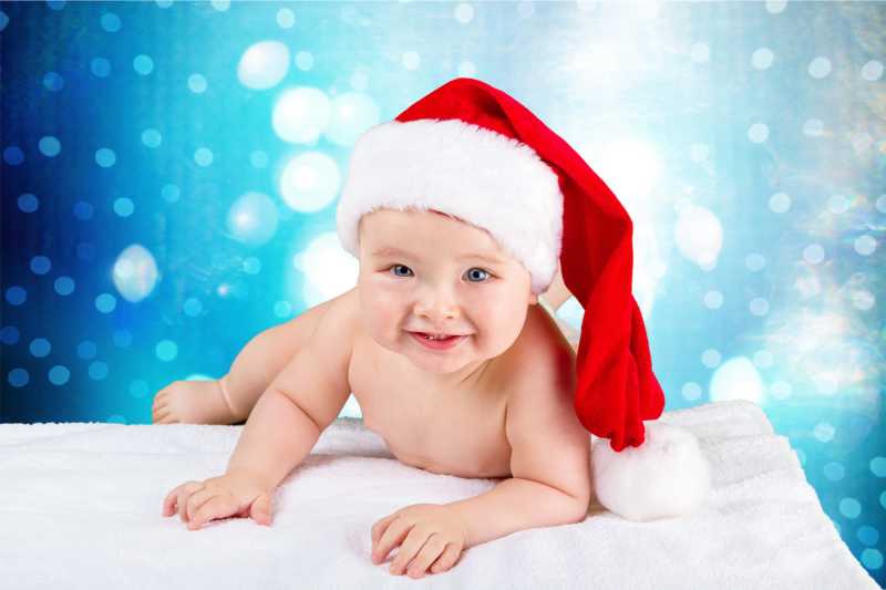 戴着红色圣诞帽可爱的婴儿
