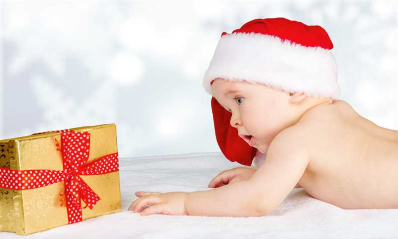 看着包装礼盒的圣诞宝宝