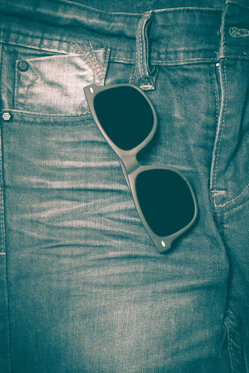 牛仔裤和太阳眼镜