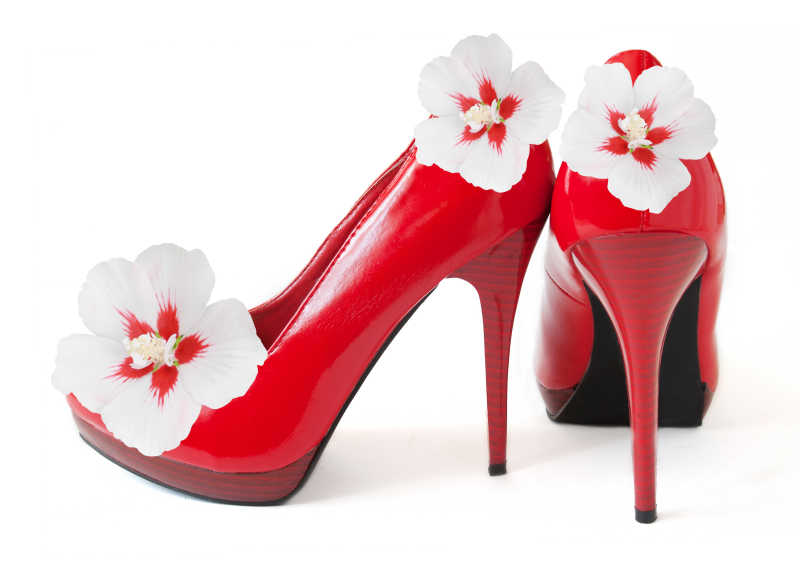 带有白色花朵的红色高跟鞋