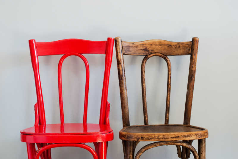 木制椅子与涂有红色油漆的椅子