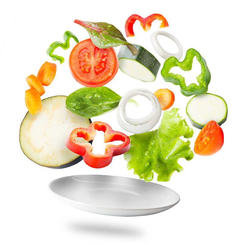 白色背景上的切片的新鲜蔬菜