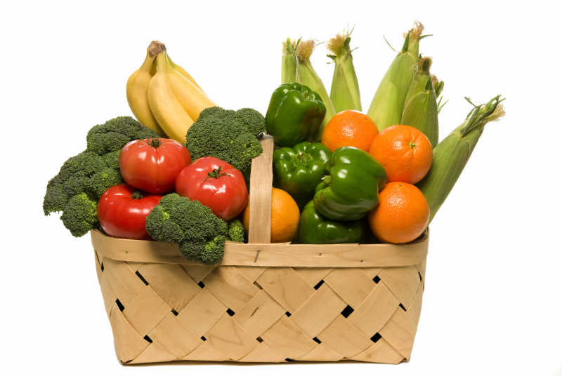 竹篮里的新鲜蔬菜和水果