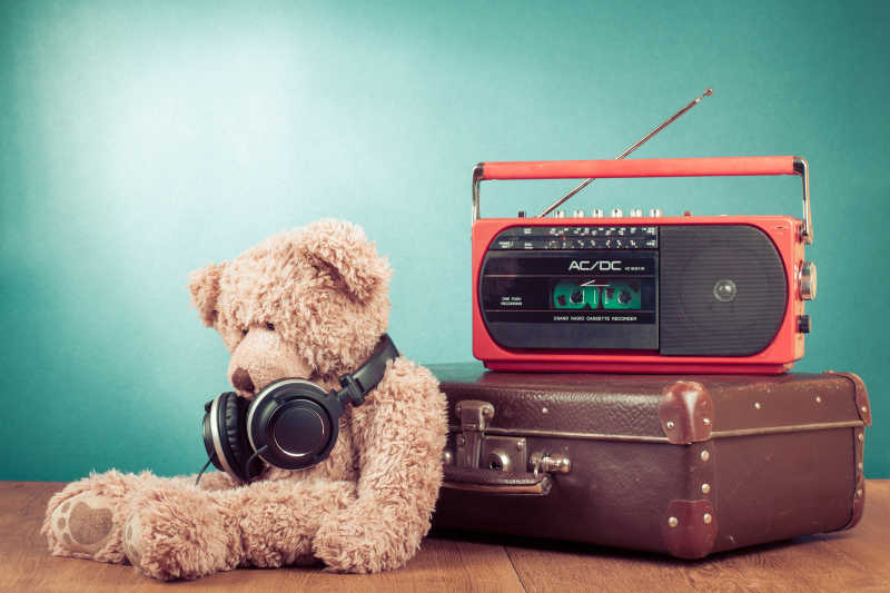 复古收音机和泰迪熊玩偶