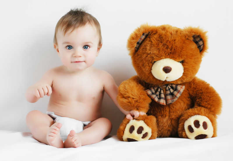 可爱的小男孩和泰迪熊玩偶