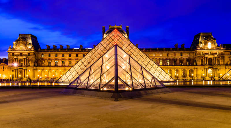 罗浮宫玻璃金字塔 