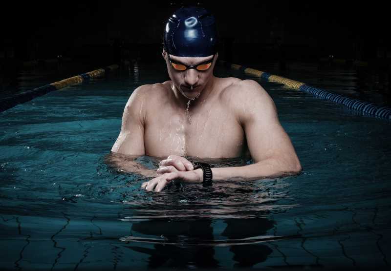 水中的男游泳运动员看计时器