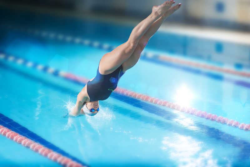女游泳运动员跳水瞬间