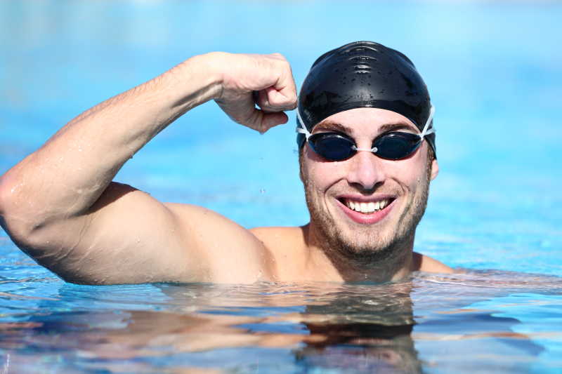 胜利的微笑的游泳运动员