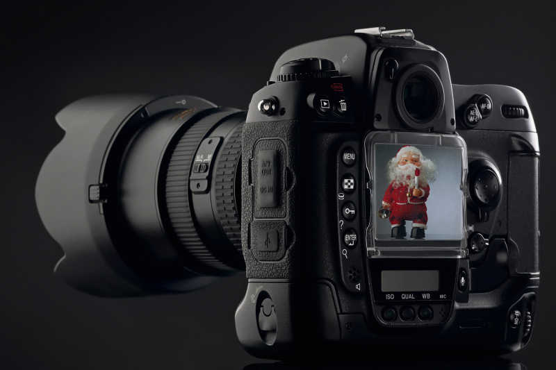 黑色背景下给圣诞老人拍照的相机