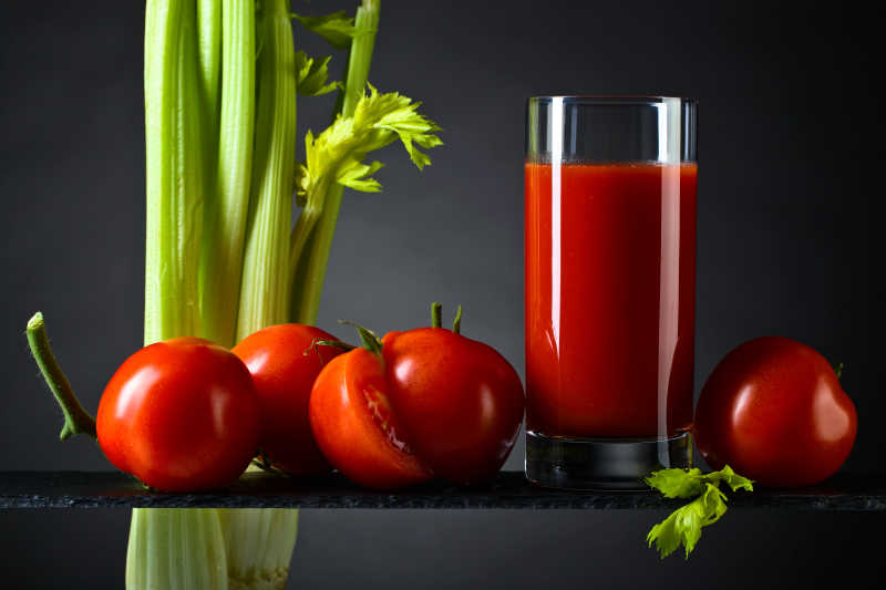 番茄汁加番茄和芹菜