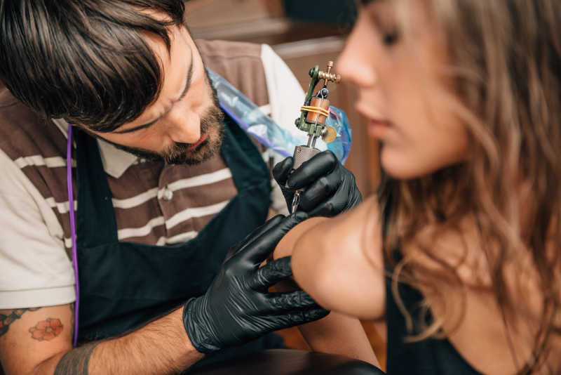 纹身艺术家正在纹身