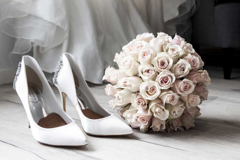 婚礼鞋和鲜花