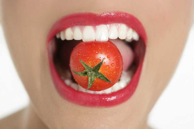 女人嘴里的西红柿