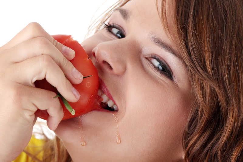 在吃西红柿的女人