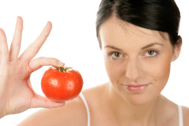 女人正在展示番茄
