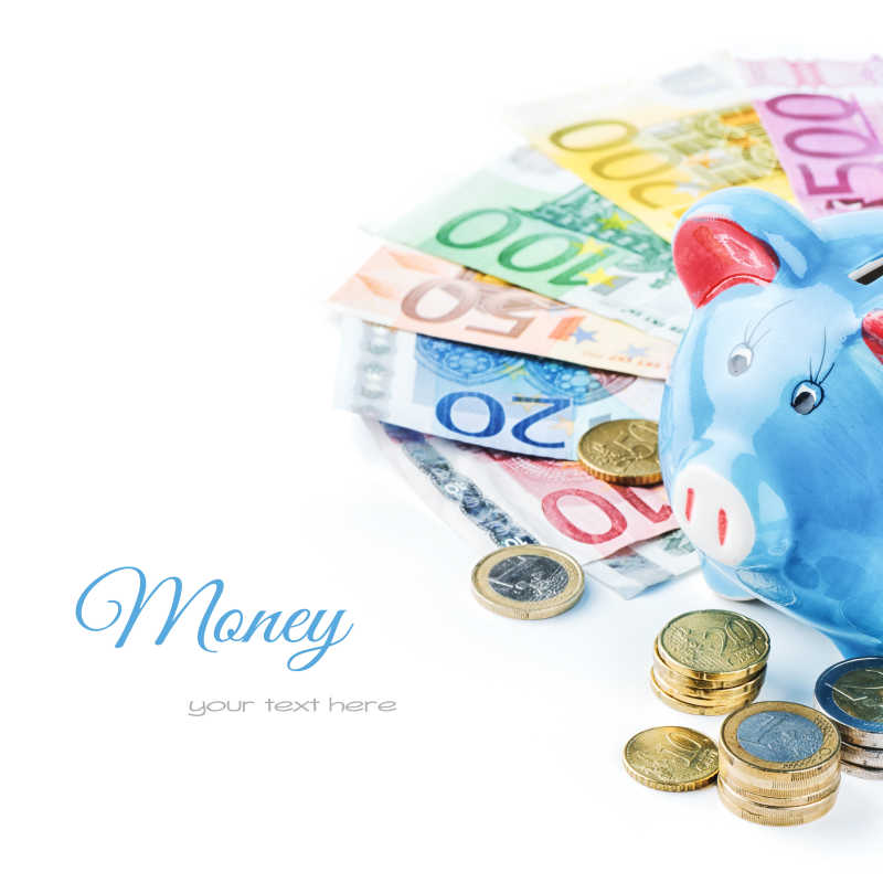 白色背景下蓝色的小猪存钱罐和欧元纸币硬币