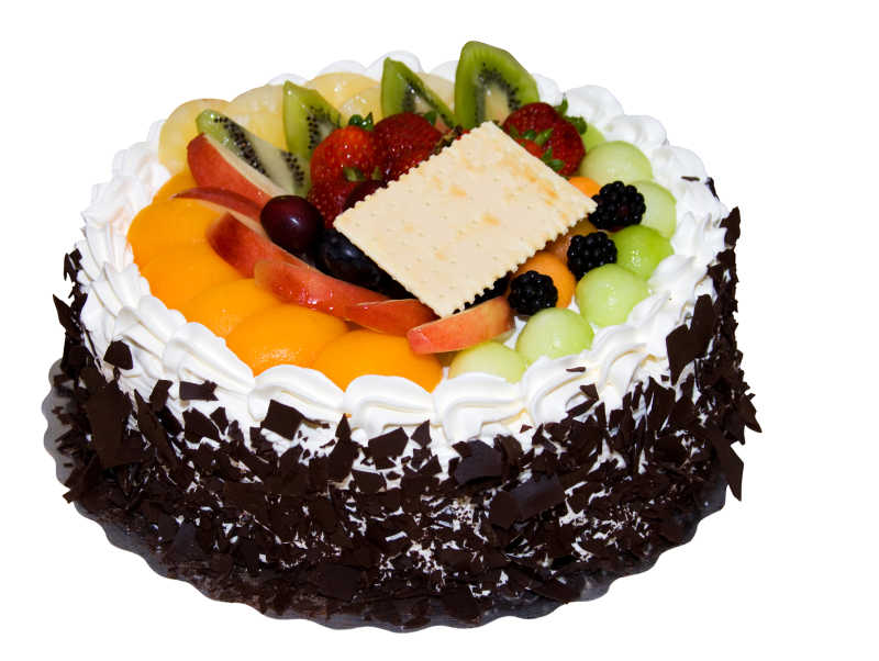 白色背景下的水果巧克力蛋糕