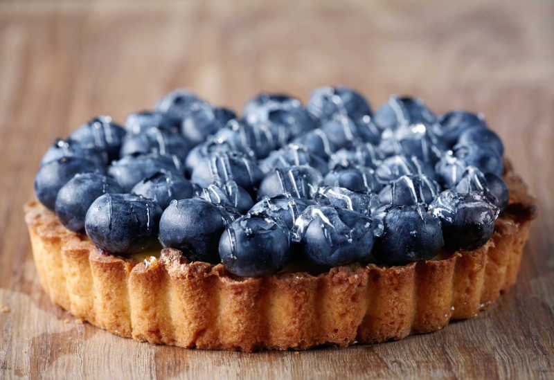 木板上的蓝莓蛋糕