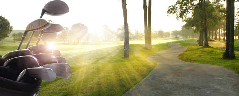 在美丽的高尔夫球场看日出