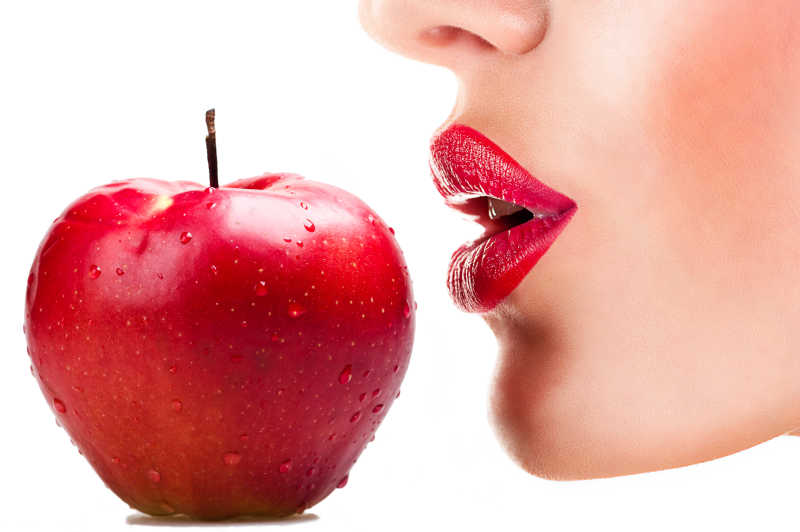 女人性感红唇与苹果
