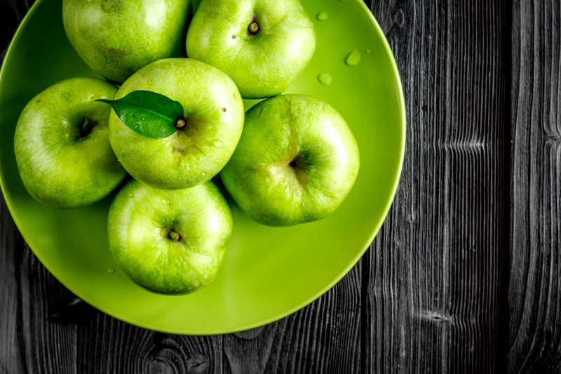 碗中的绿色青苹果