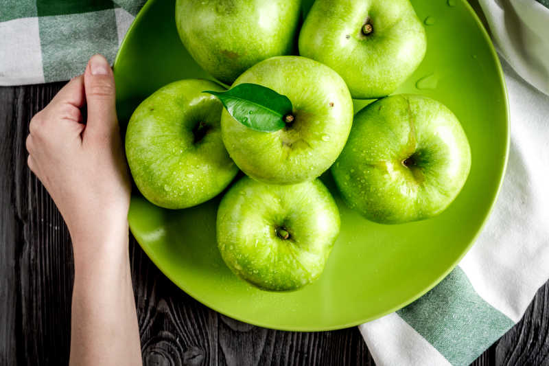 成熟的青苹果在盘子里