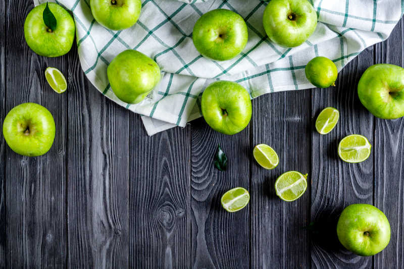 桌上的绿色苹果