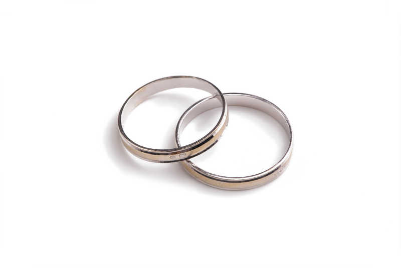 两枚白色的结婚戒指