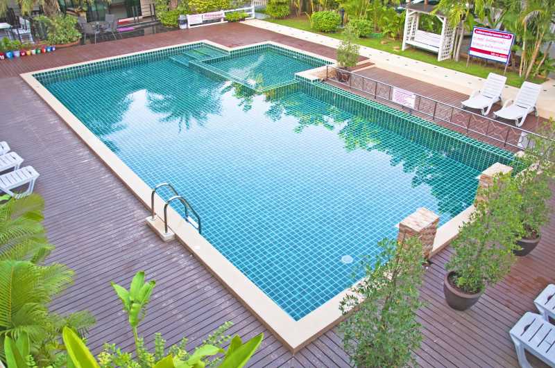 度假村花园里的豪华游泳池