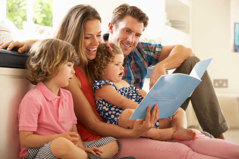读故事给孩子们听的快乐家庭