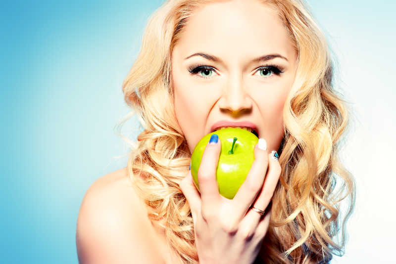 吃苹果的年轻美女
