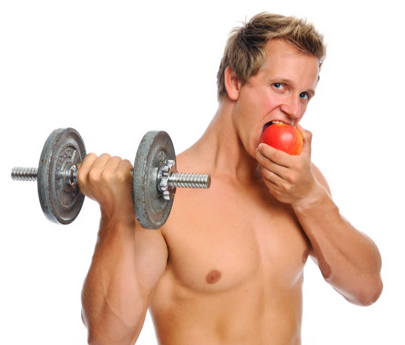 吃苹果健身的年轻男子