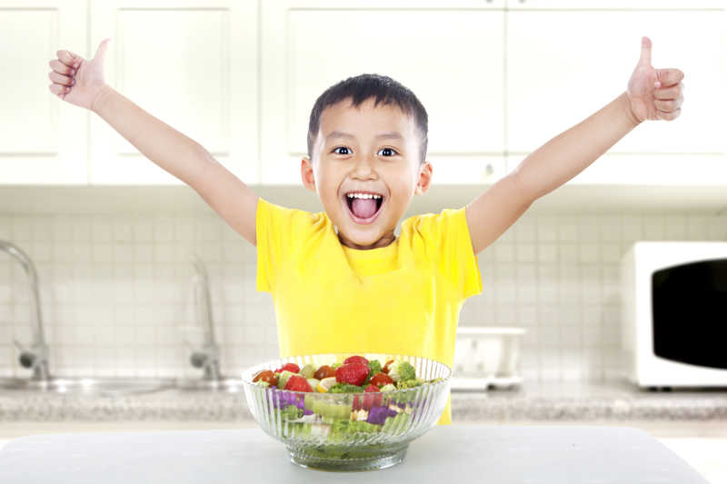 开心的小男孩准备吃健康的蔬菜水果沙拉