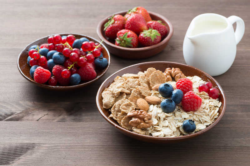 木碗里的健康早餐和水果