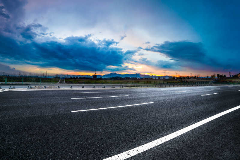 日落晚霞下的高速公路