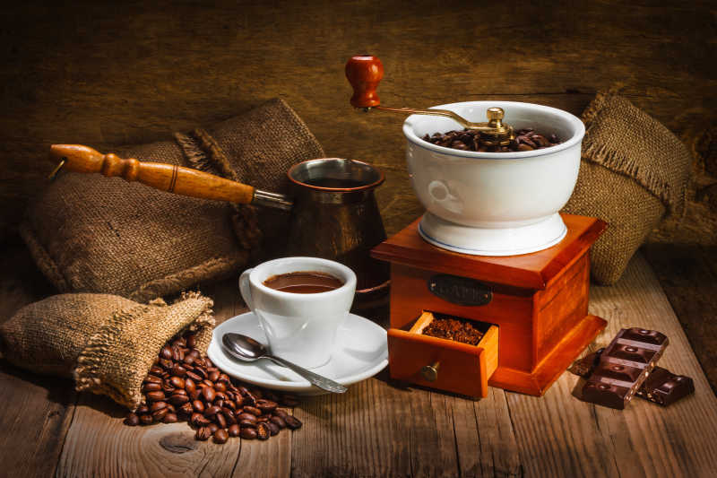木制桌面上的咖啡打磨机和咖啡