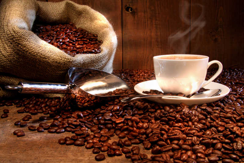 热咖啡和麻袋里的咖啡豆