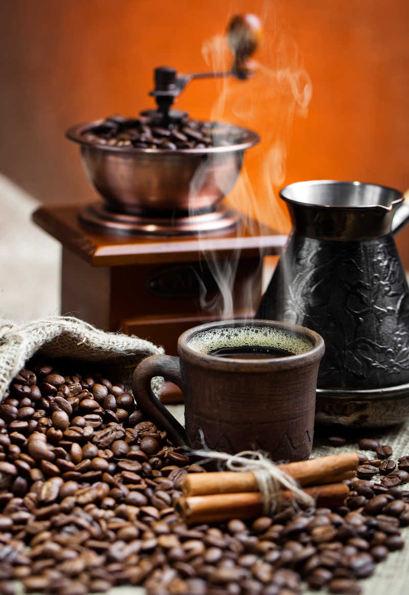 热咖啡和打磨咖啡器咖啡豆