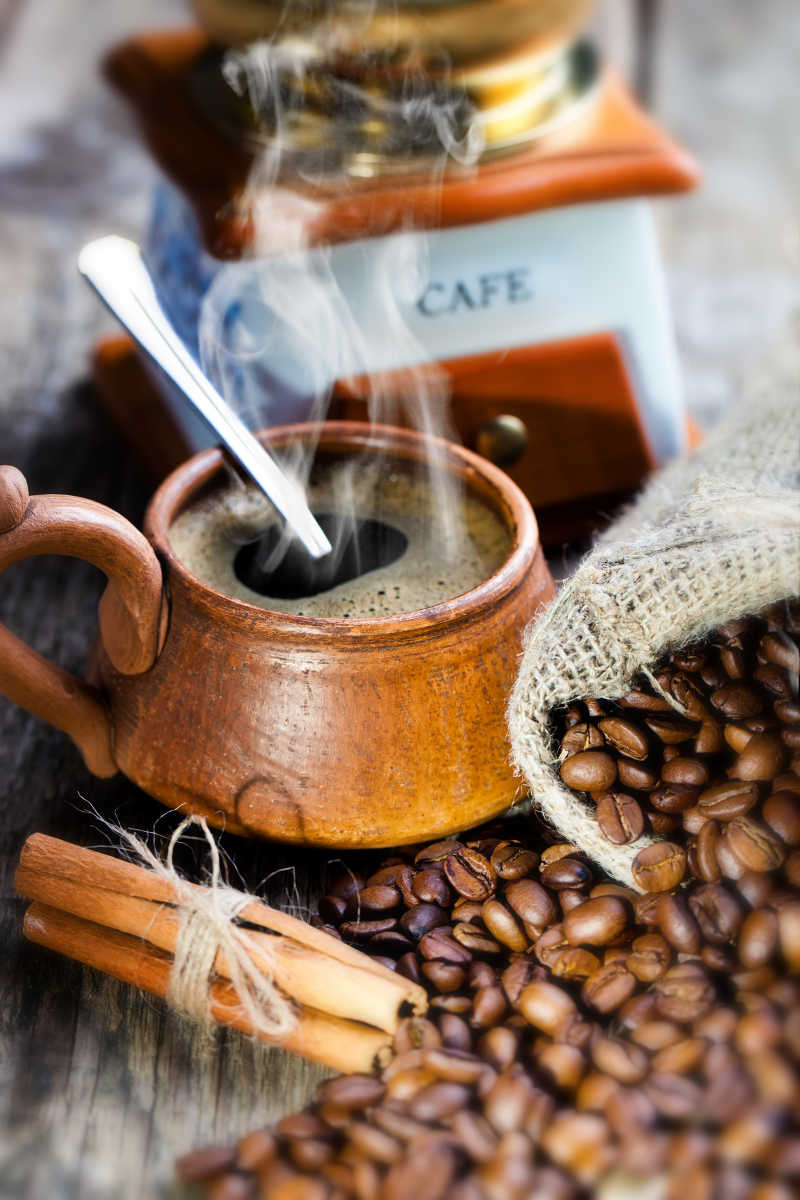 木制咖啡杯里的热咖啡和咖啡豆