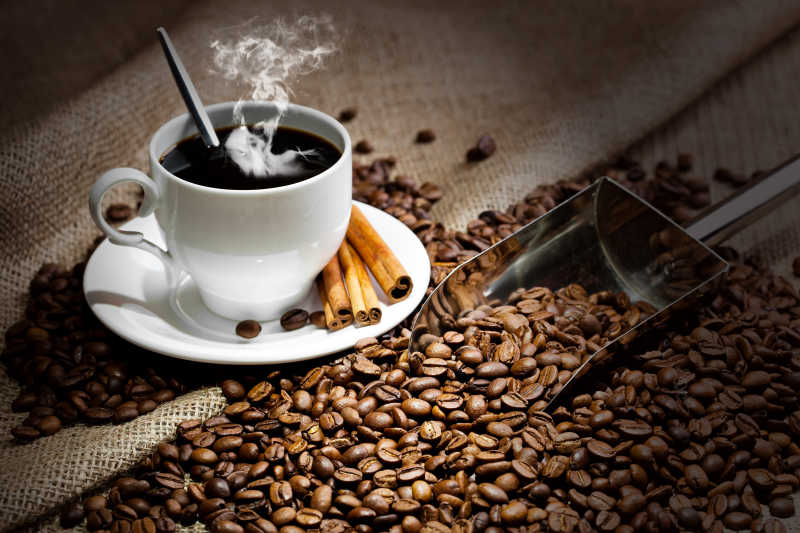 热黑咖啡和咖啡豆