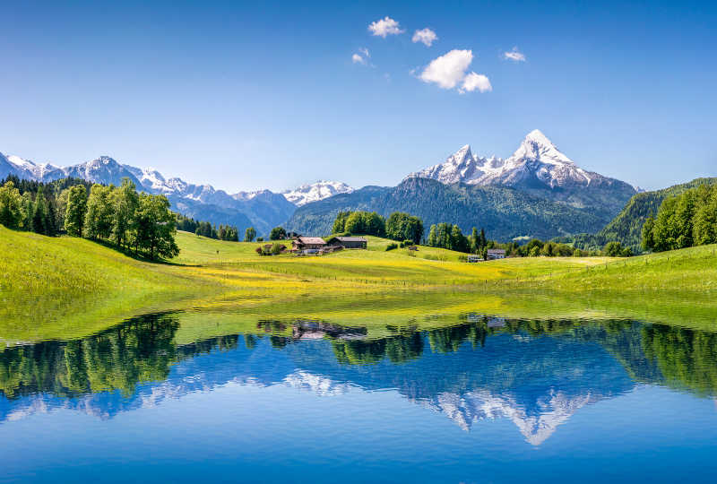 阿尔卑斯山清澈的山间湖泊