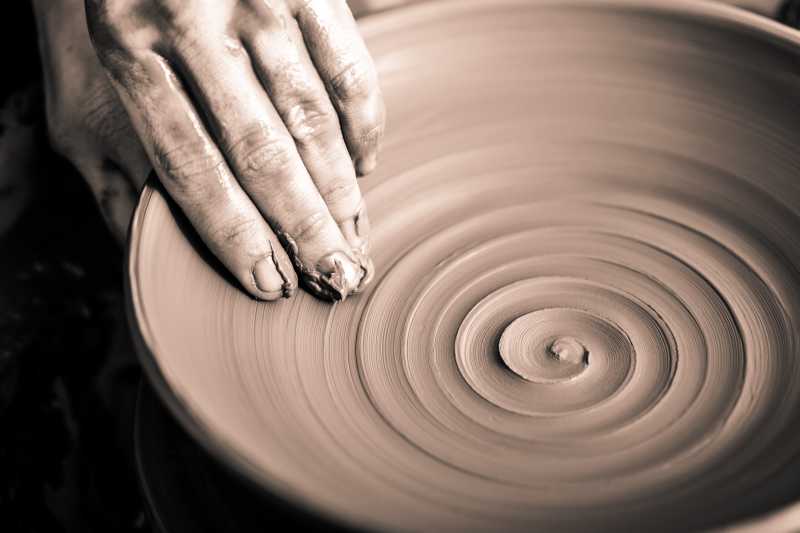 正在玩手工陶瓷的雕刻师