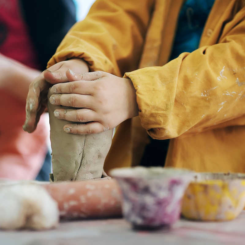 少年陶艺家在陶艺工作室制作陶瓷