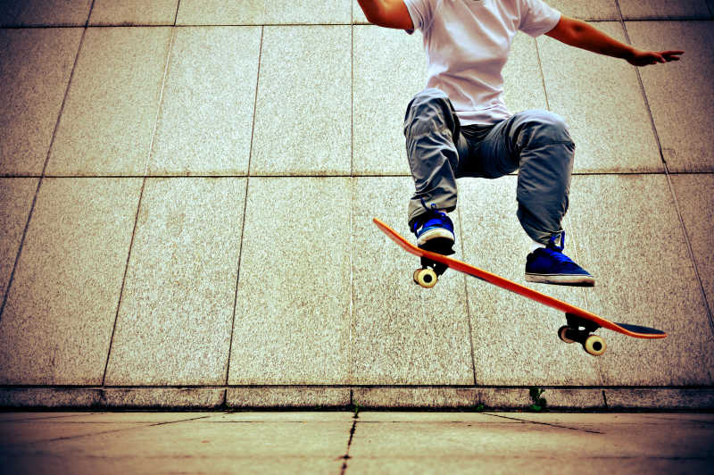 少年用滑板车跳跃